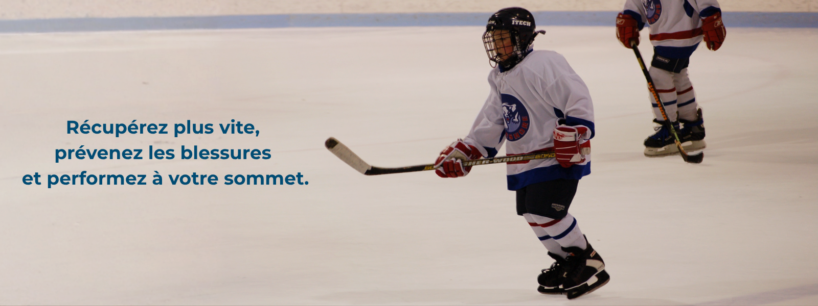 Joueur de hockey de Lakeshore sur la glace, mettant l'accent sur une récupération rapide et des performances optimales.
