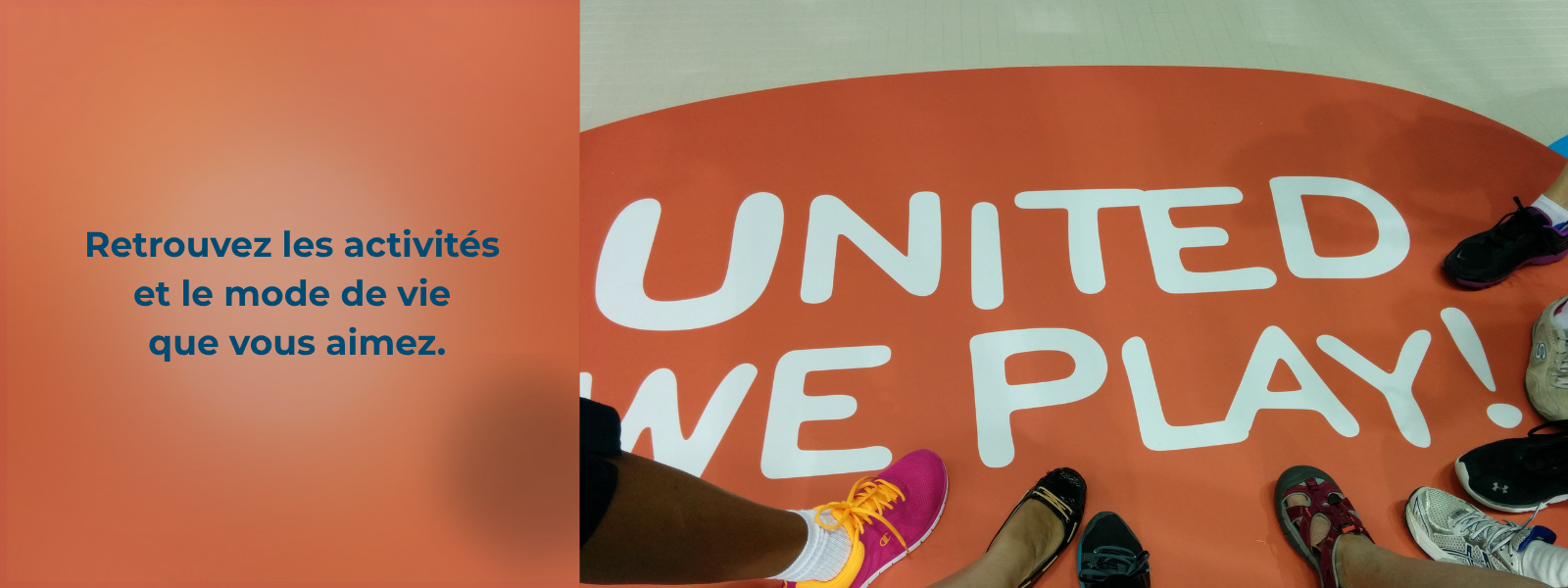 Groupe diversifié d'athlètes debout sur un logo United We Play au sol à Toronto.